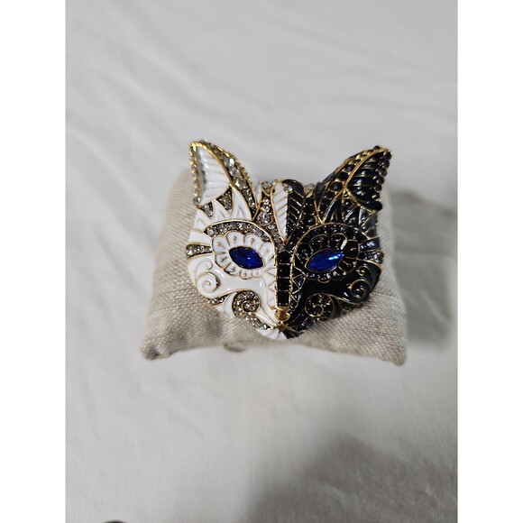 Jewelry - White and Black cat brooch